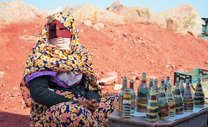 Hormoz Woman - Hormuz Island | A Complete Guide To Iran's Rainbow South of Iran